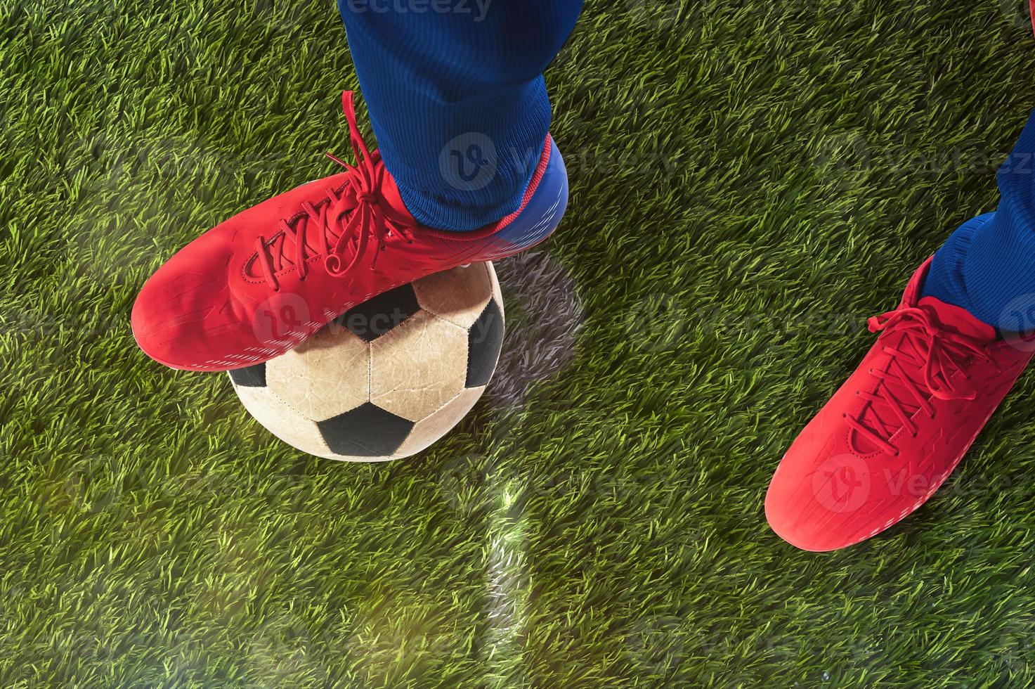 cerca arriba de un fútbol huelguista Listo a patadas el pelota a el estadio foto