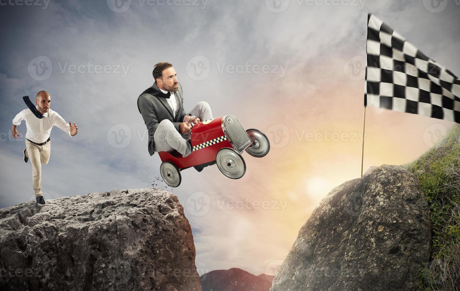 rápido empresario con un coche gana en contra el competidores. concepto de éxito y competencia foto