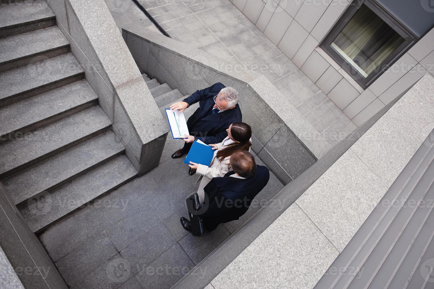 negocio personas ese trabajo juntos en oficina. concepto de trabajo en equipo y camaradería foto