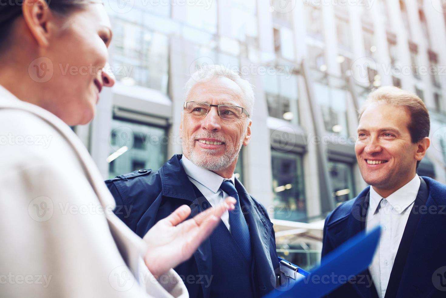 negocio personas ese trabajo juntos en oficina. concepto de trabajo en equipo y camaradería foto