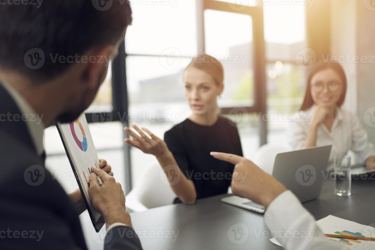 equipo de personas trabajo juntos con empresa Estadísticas. concepto de trabajo en equipo y camaradería. foto