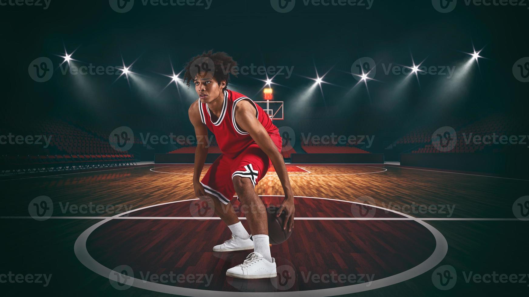 joven africano americano chico con baloncesto en el medio de el estadio foto