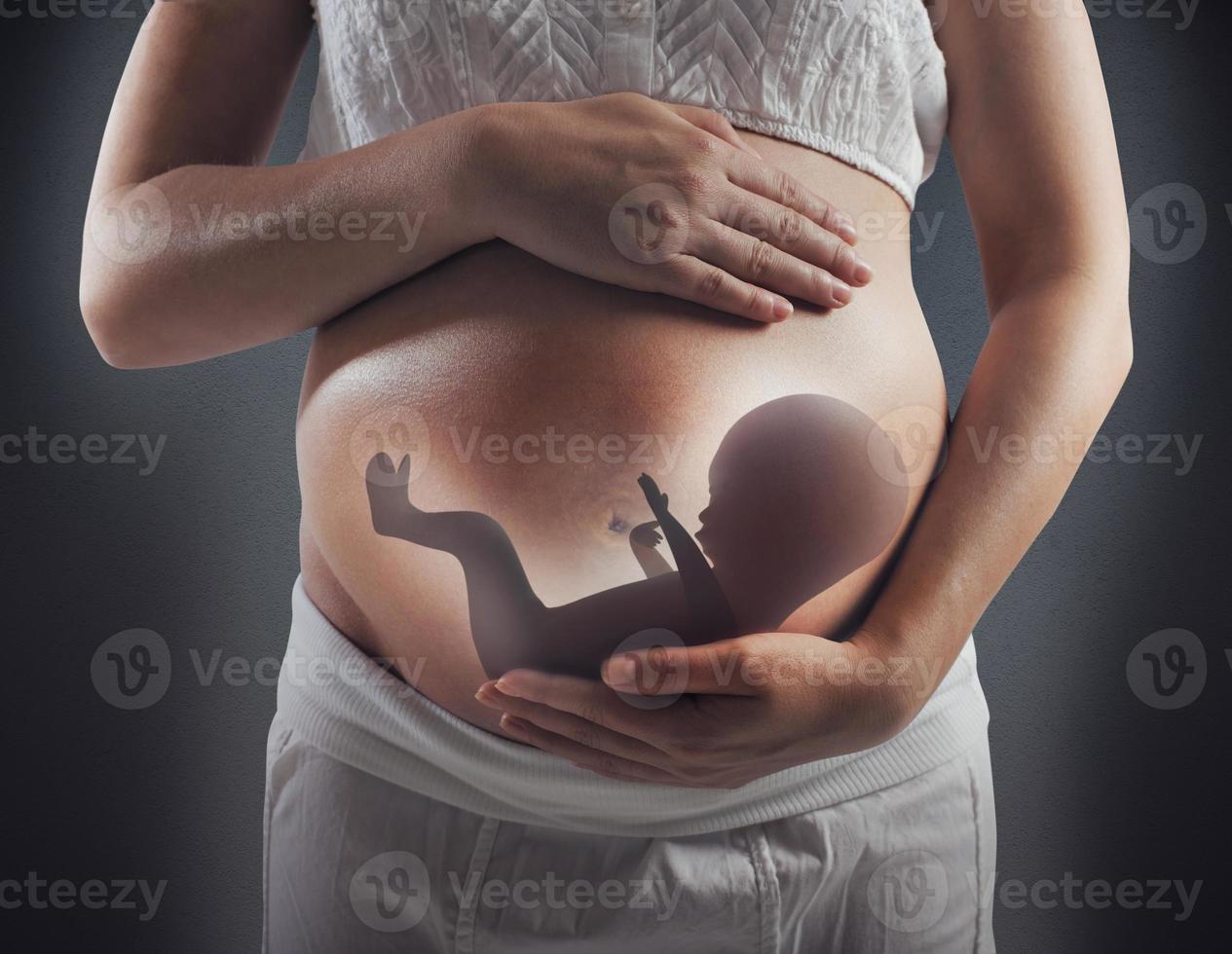 mujer esperando bebé foto