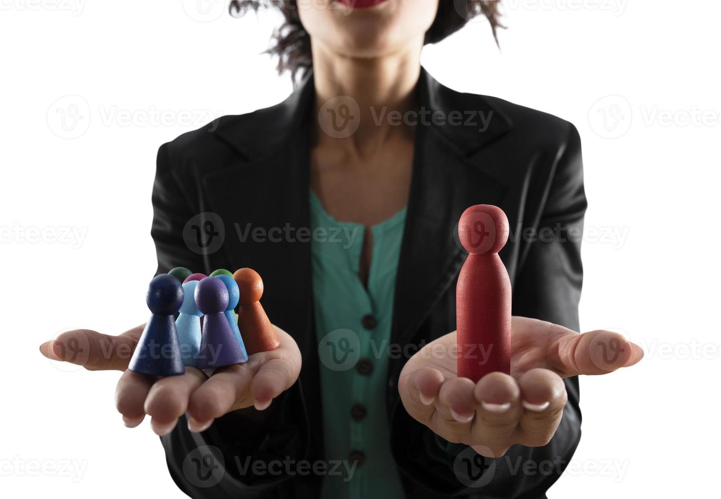 negocio mujer sostiene de madera juguete conformado como persona. concepto de negocio trabajo en equipo y liderazgo. aislado en blanco antecedentes foto