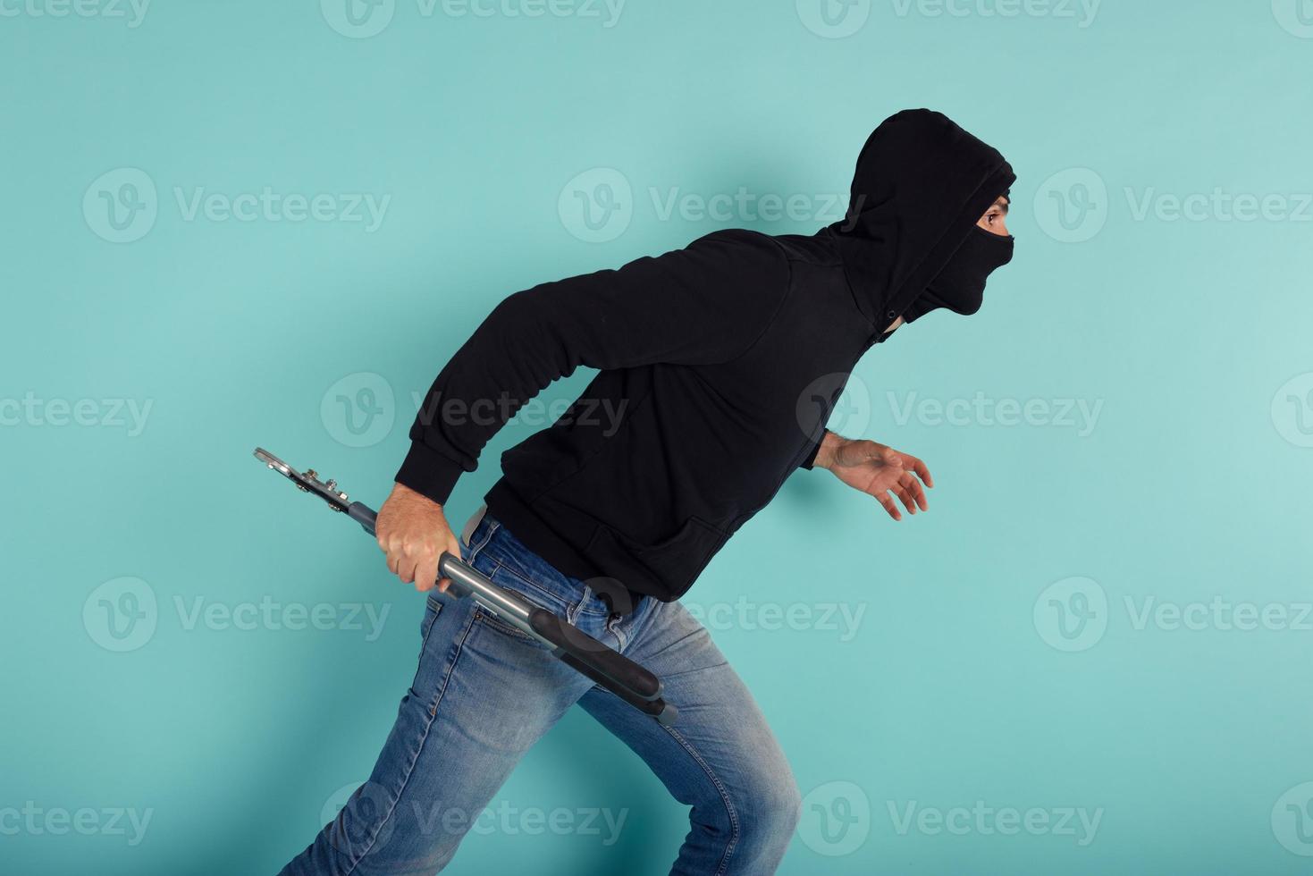 Thief with balaclava acts in silence to steal apartments with wire