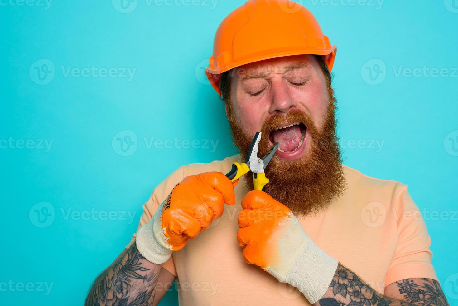 Incompetent worker acts like a dentist and removes a tooth photo