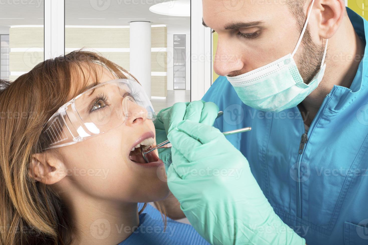 Cleaning of the teeth photo