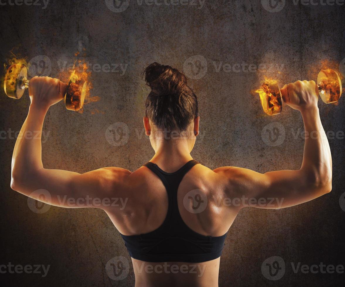 mujer formación con ardiente pesas foto