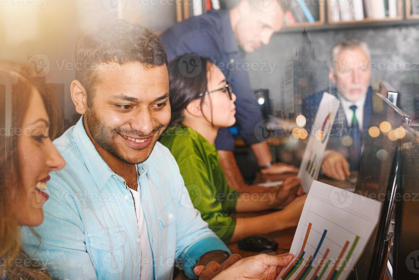 equipo de personas trabajo juntos en oficina con empresa Estadísticas. concepto de trabajo en equipo y camaradería. foto