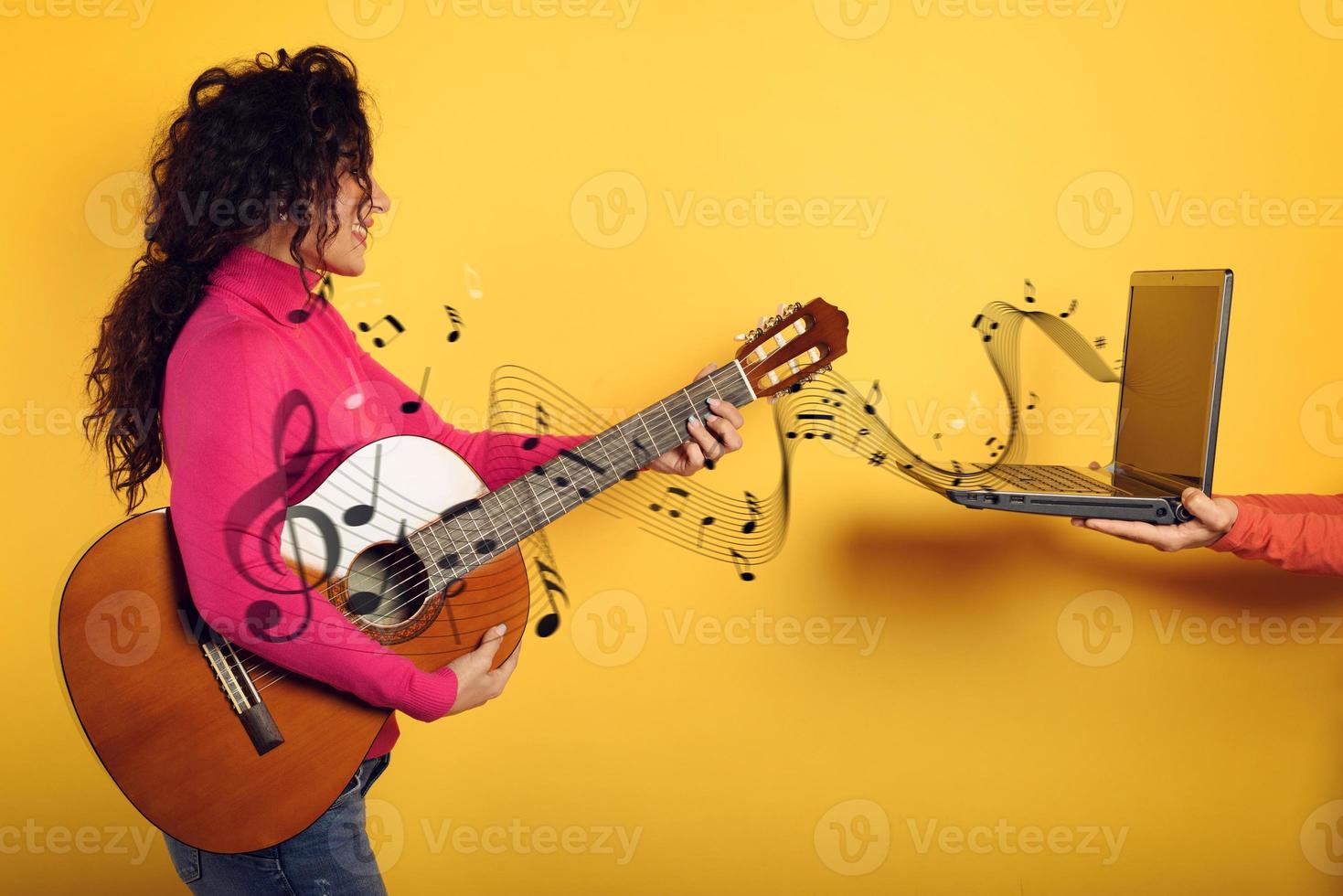 contento mujer sigue un guitarra lección en línea. amarillo antecedentes foto