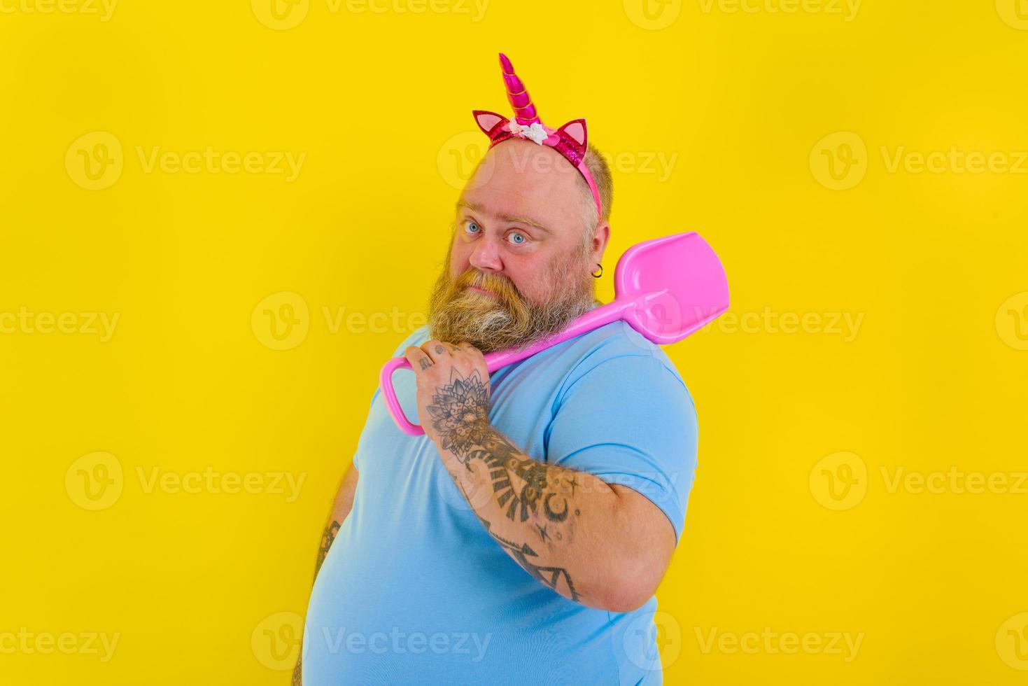 fat man with headband play with sea paddle photo