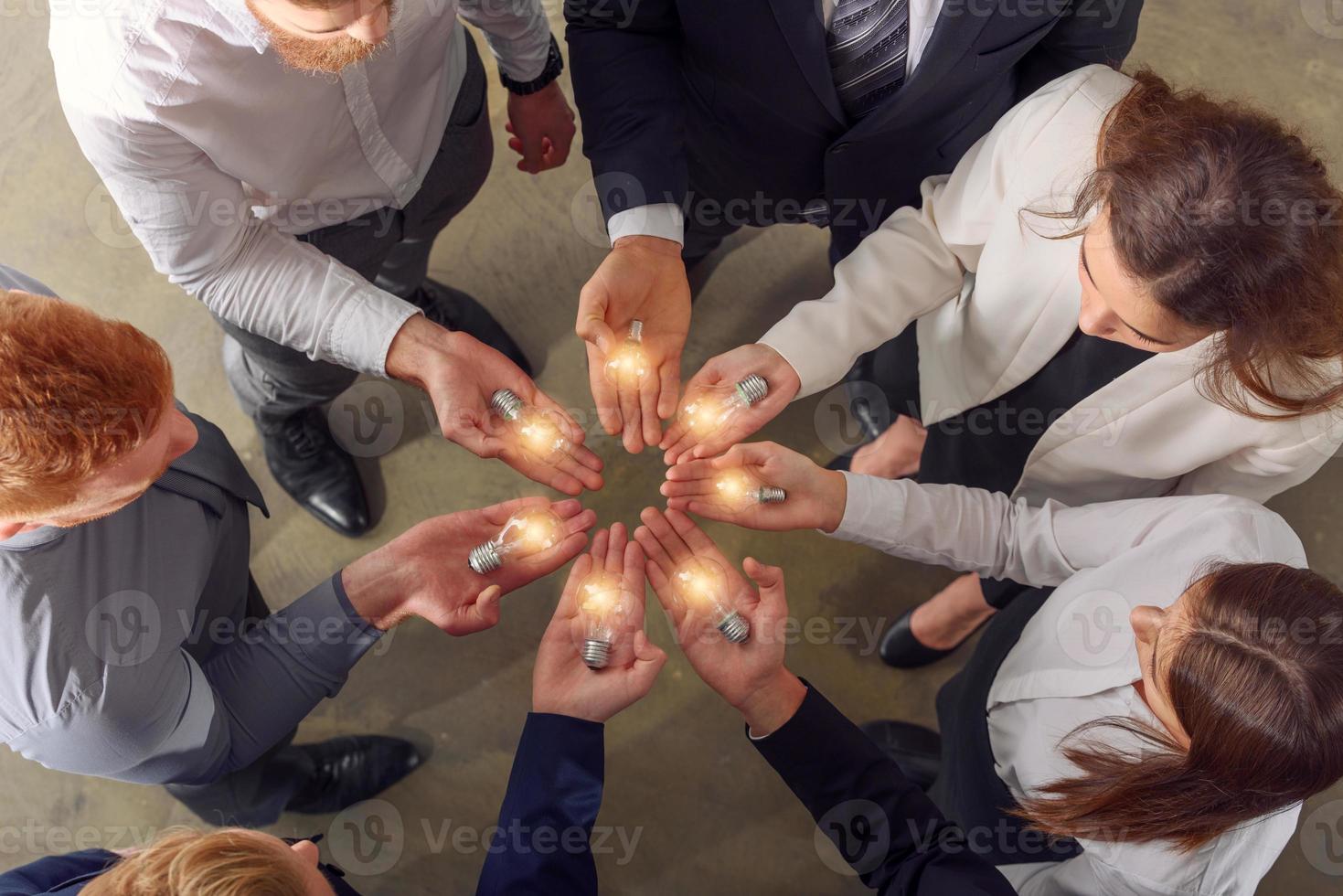 trabajo en equipo y lluvia de ideas concepto con empresarios ese compartir un idea con un lámpara foto