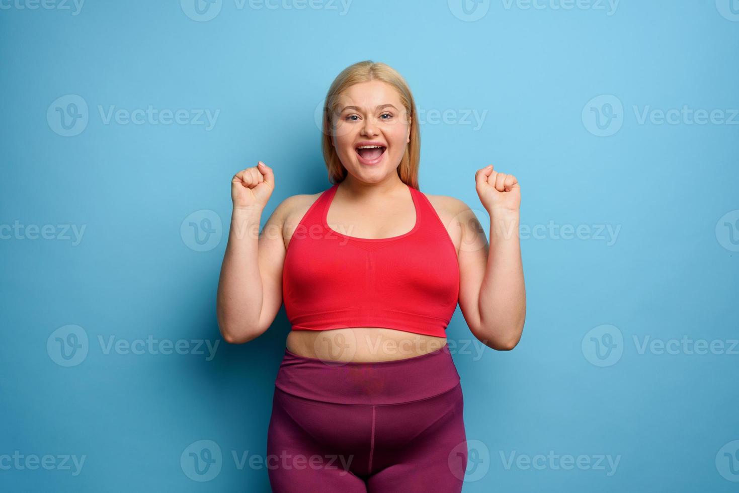 grasa niña lo hace gimnasio a hogar. satisfecho y exitosamente expresión. cian antecedentes. foto