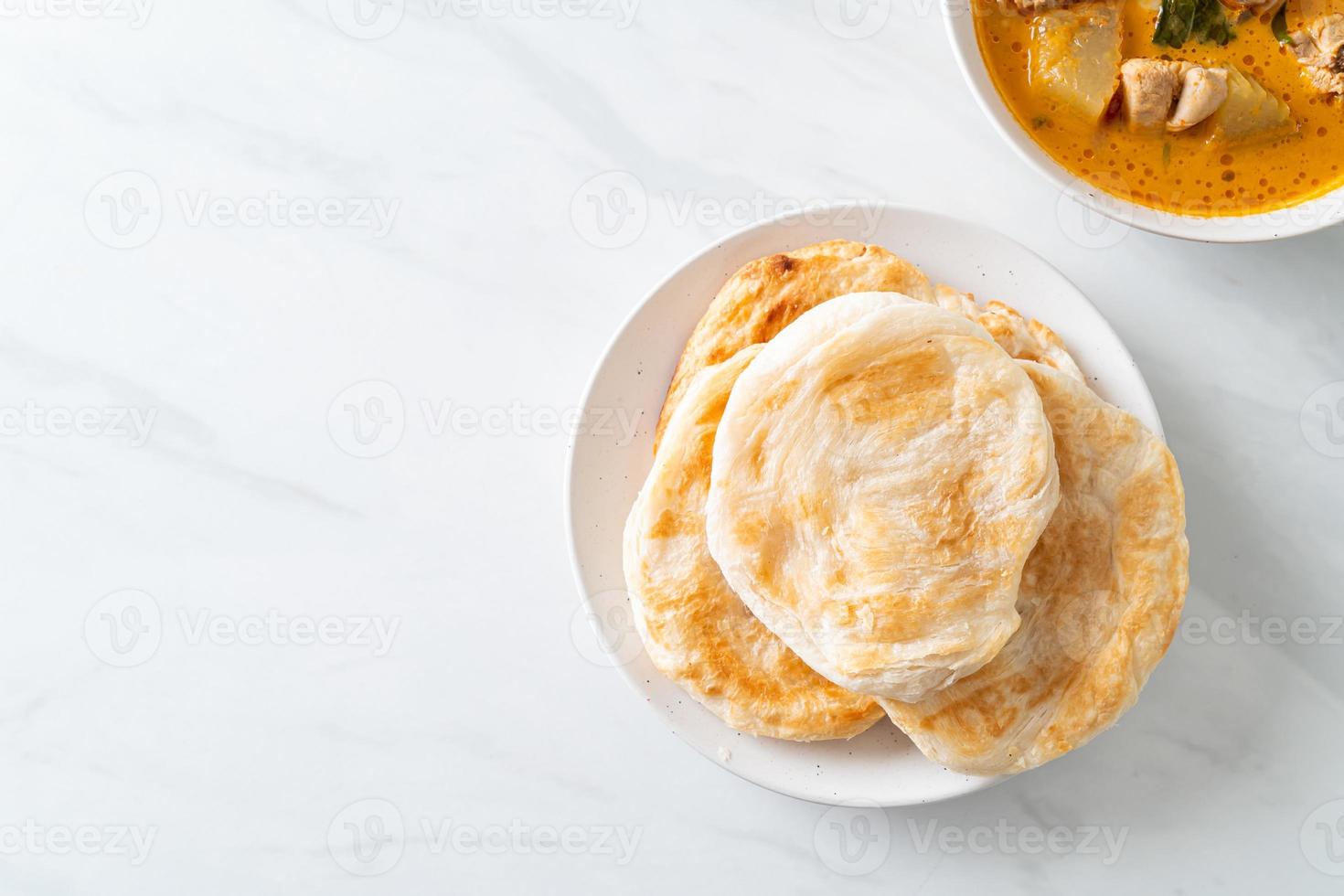 sopa de pollo al curry con roti foto