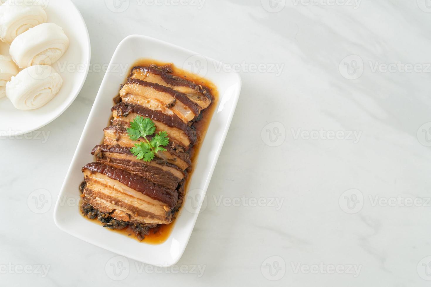 panceta al vapor con recetas de cubbage de mostaza swatow o mei cai kou rou foto