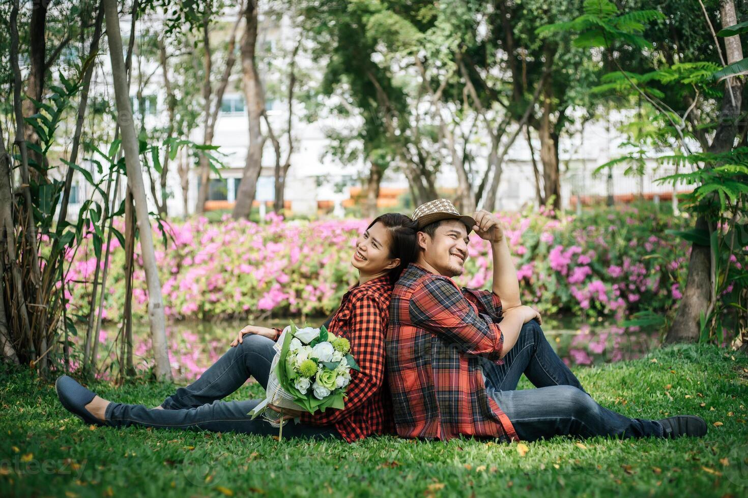 romántico joven Pareja sentado en jardín foto