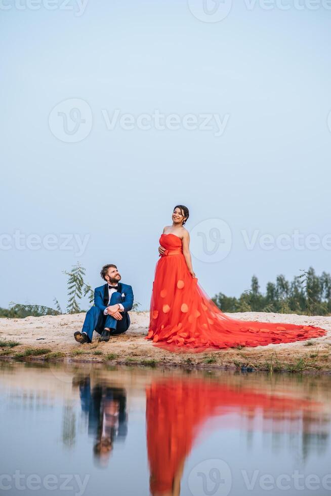 La novia asiática y el novio caucásico tienen tiempo de romance y felices juntos foto