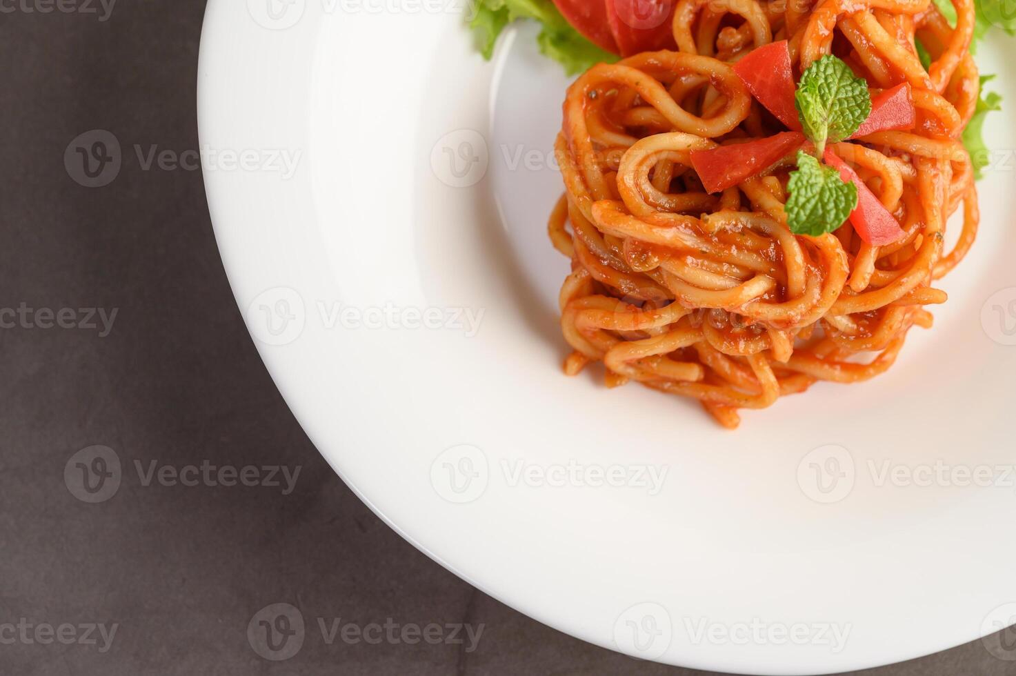 foto pasta espaguetis con tomate salsa