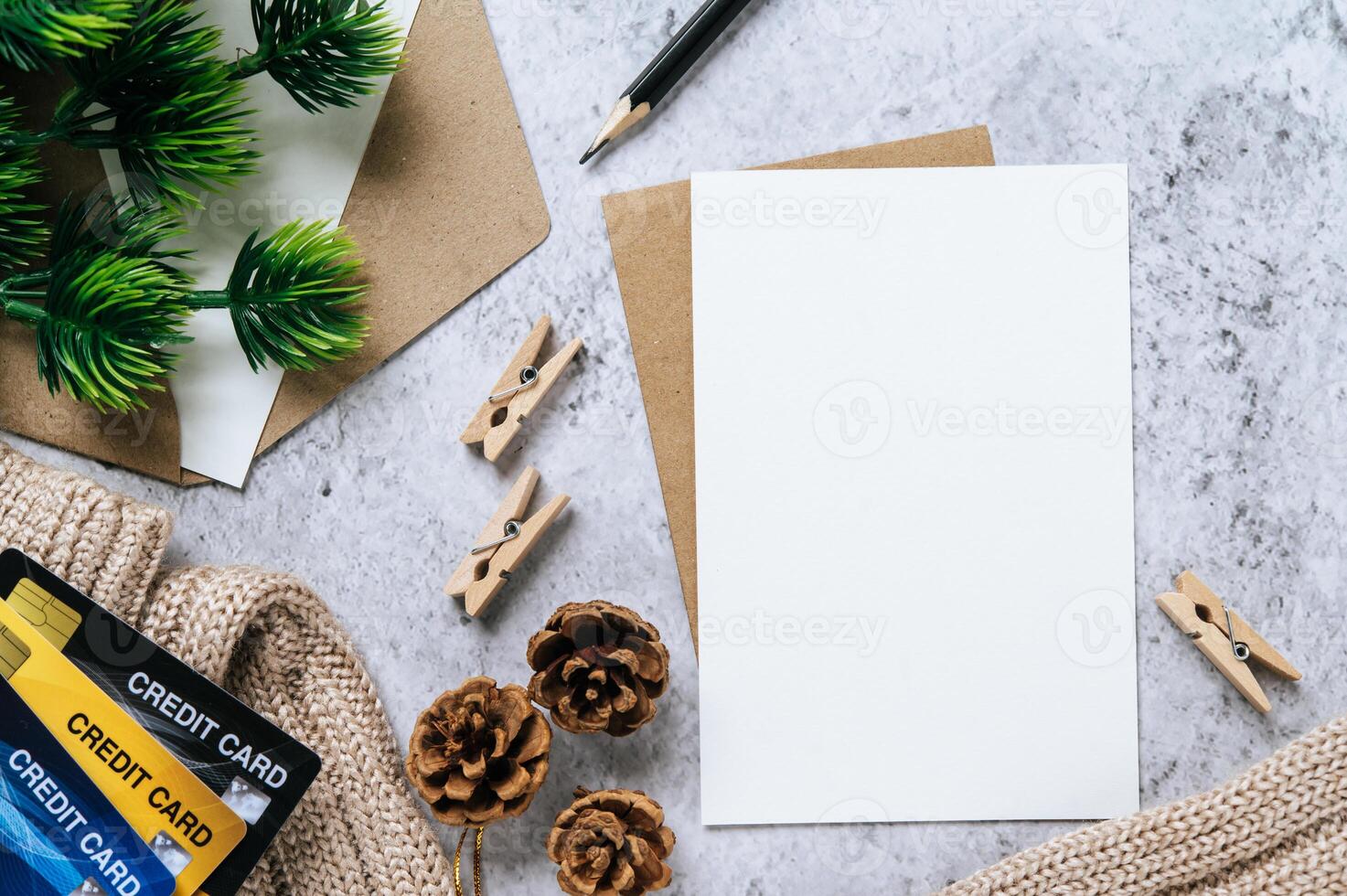 saludo tarjetas y blanco sobres con decoraciones foto