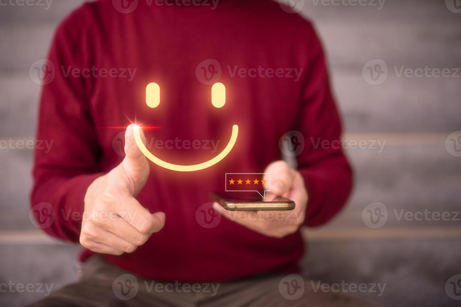 cliente Servicio satisfacción encuesta concepto.clientes espectáculo satisfacción por pulgar arriba en cara emoticon en satisfacción en virtual pantalla . foto