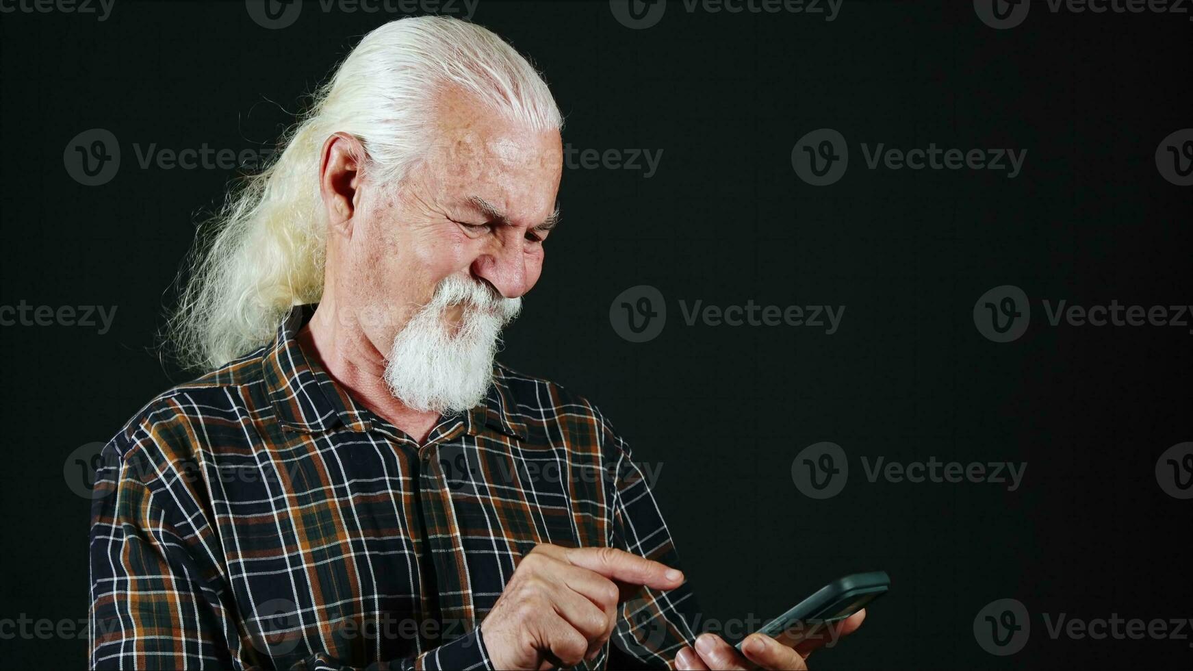 antiguo hombre haciendo vídeo llamada en el teléfono foto