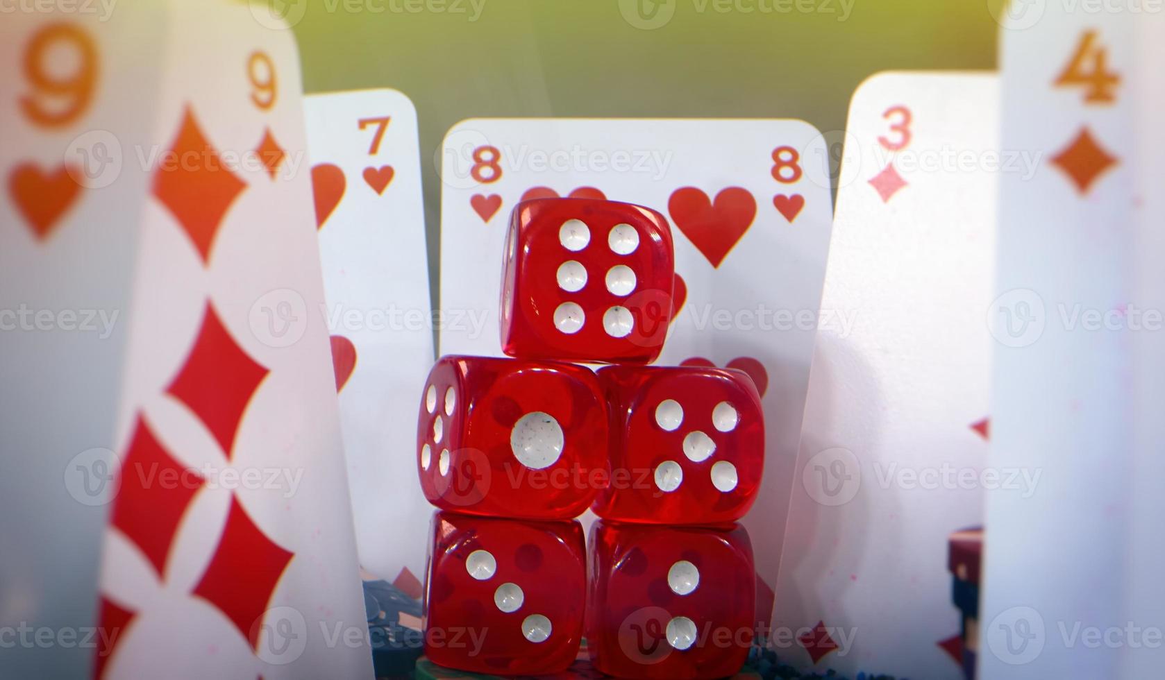 juego juego rojo dados y póker tarjetas foto