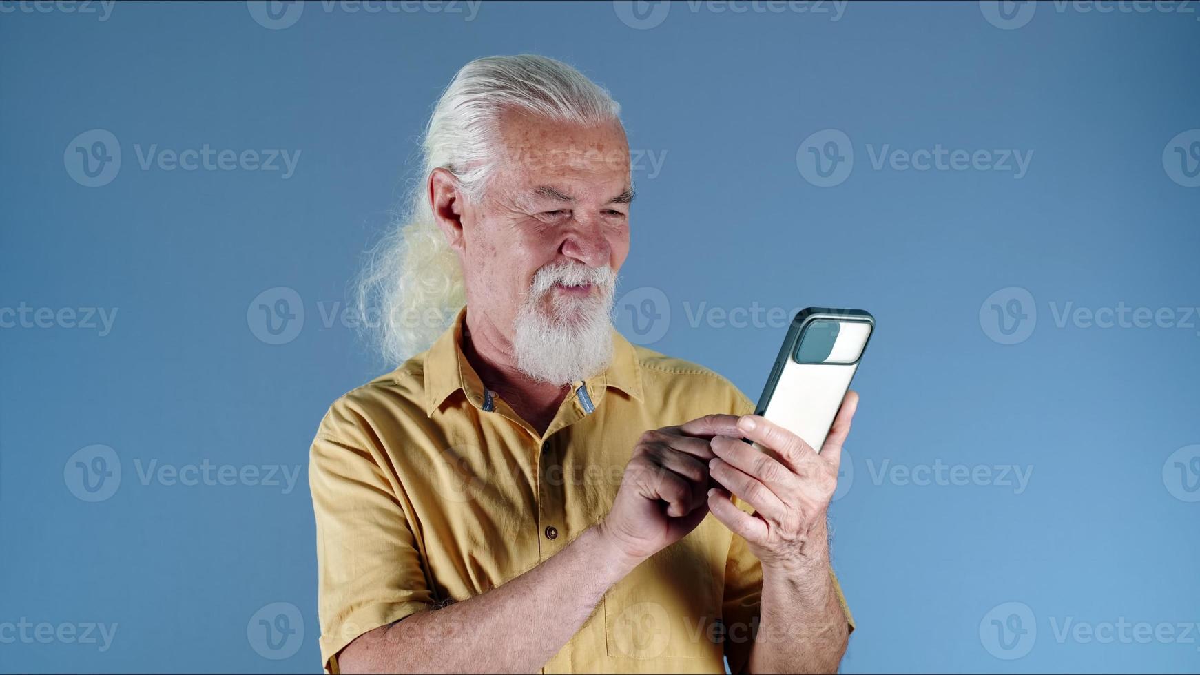 antiguo hombre haciendo vídeo llamada en el teléfono foto