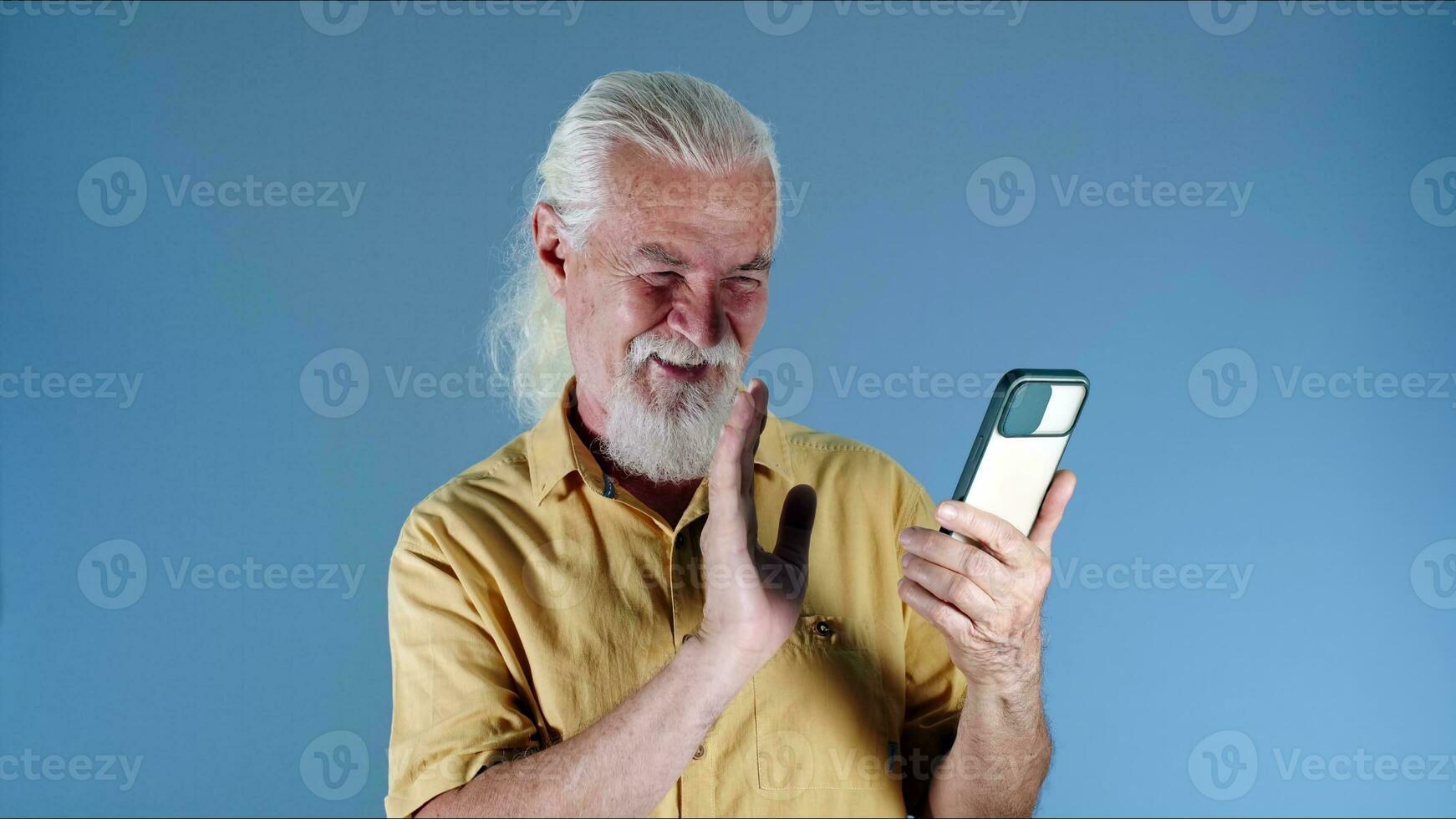 antiguo hombre haciendo vídeo llamada en el teléfono foto