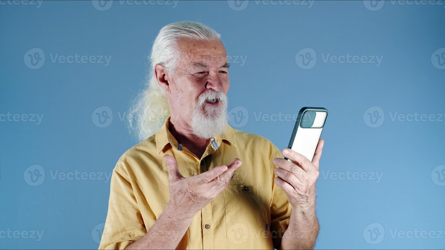 antiguo hombre haciendo vídeo llamada en el teléfono foto