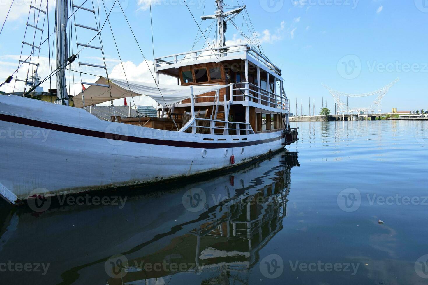 indonesio tradicional phinisi barco. Pinisi o phinisi es un tradicional dos mástiles indonesio navegación barco. estos barcos son hecho a vela el aguas de el indonesio archipiélago foto