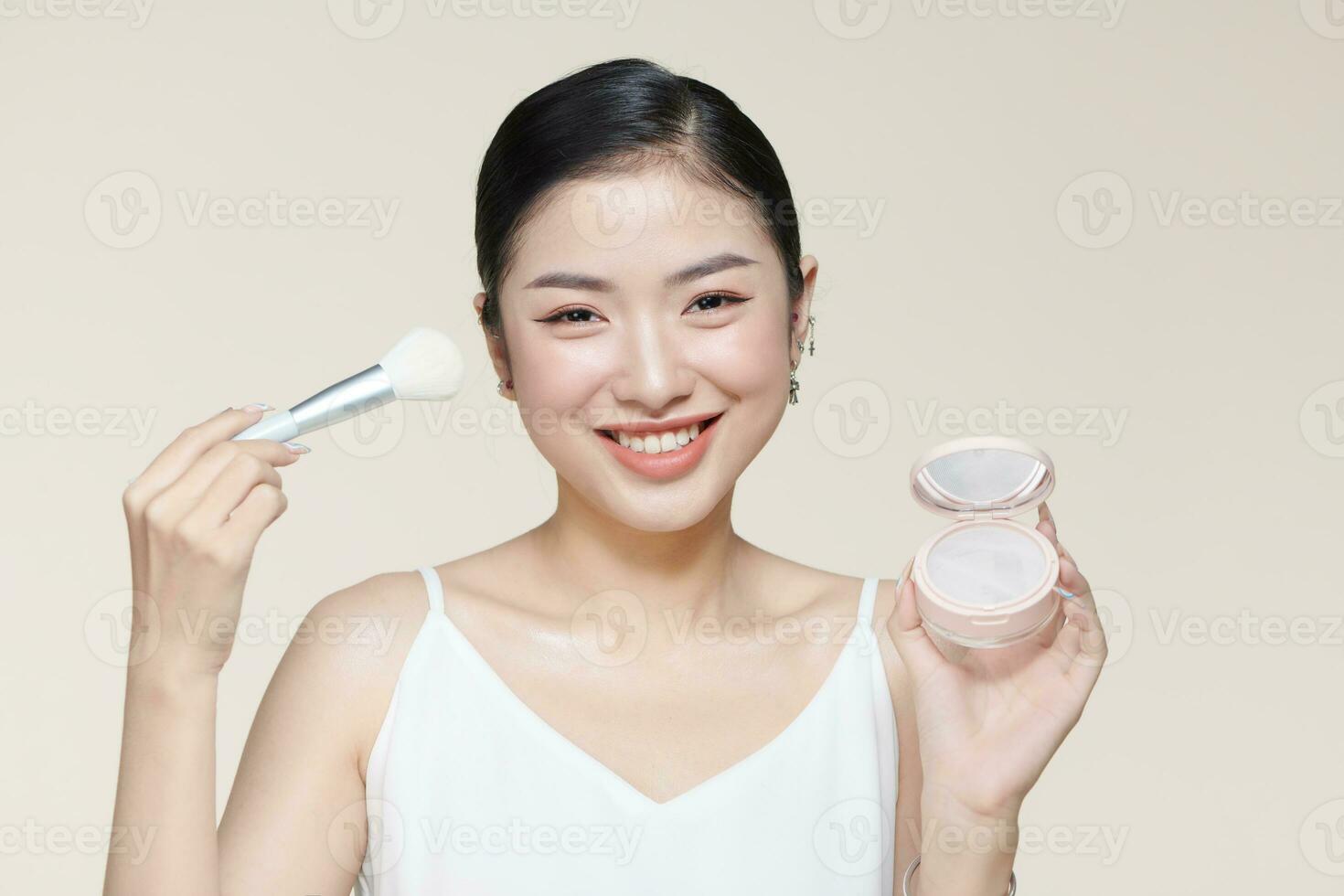 retrato de hermosa joven mujer mirando a el espejo poniendo en maquillaje participación un maquillaje cepillo foto