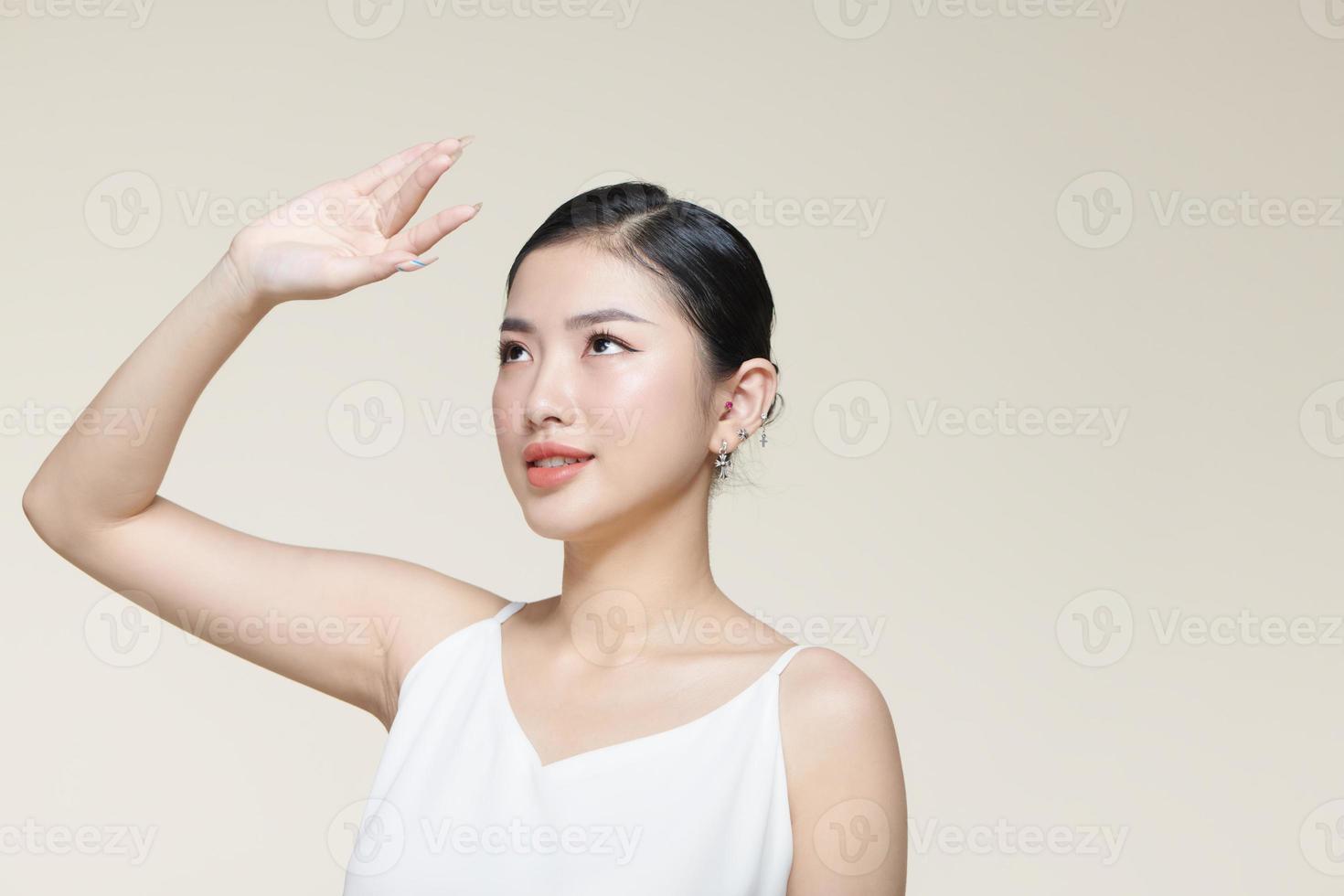 hermosa joven mujer utilizando mano para cubierta y proteger su belleza cara desde fuerte luz de sol foto