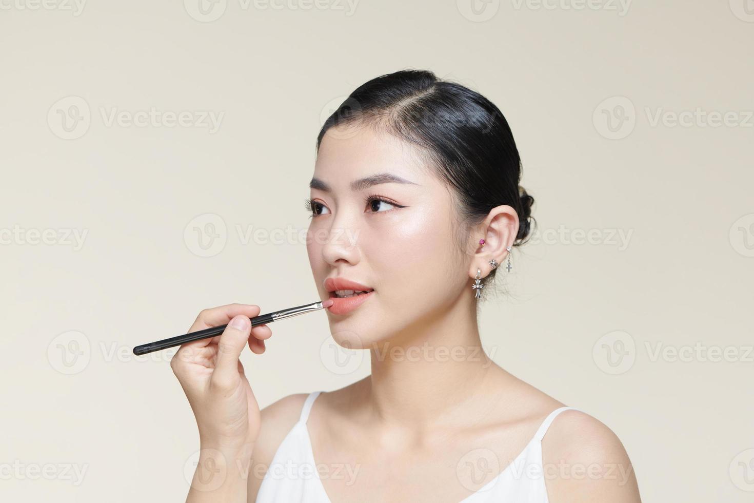 hermosa joven mujer con labio cepillo foto