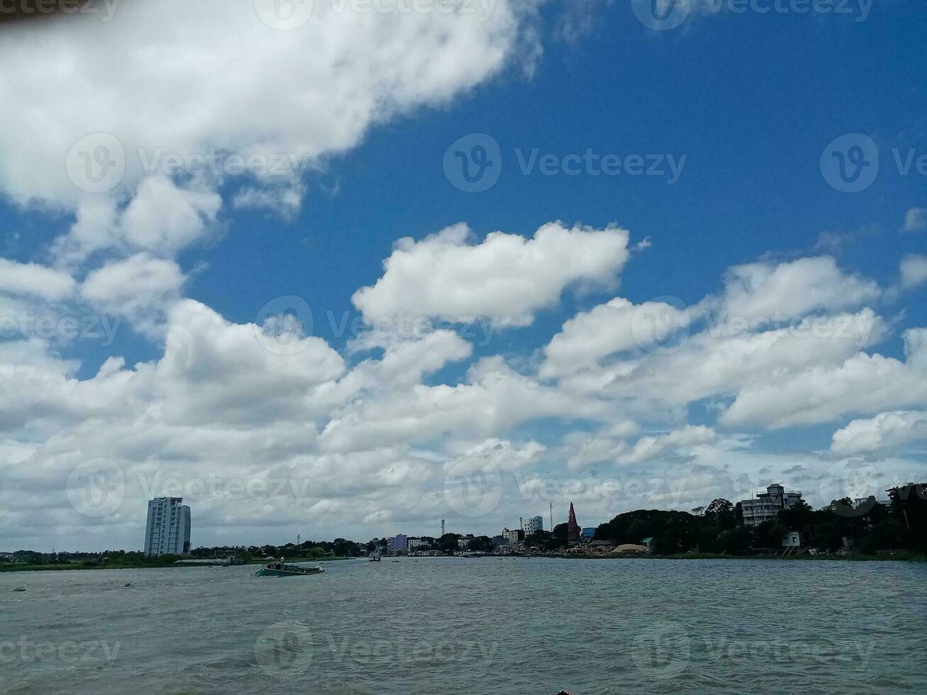 bote en el río foto