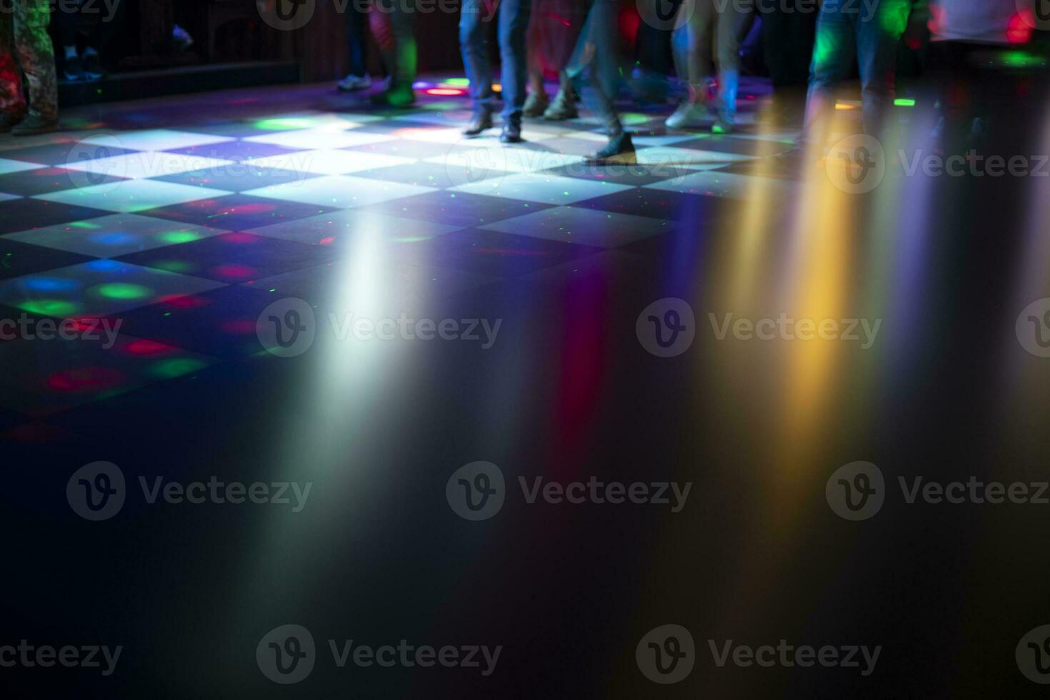 disco en bar. color música en danza piso. brillante colores en noche club. foto