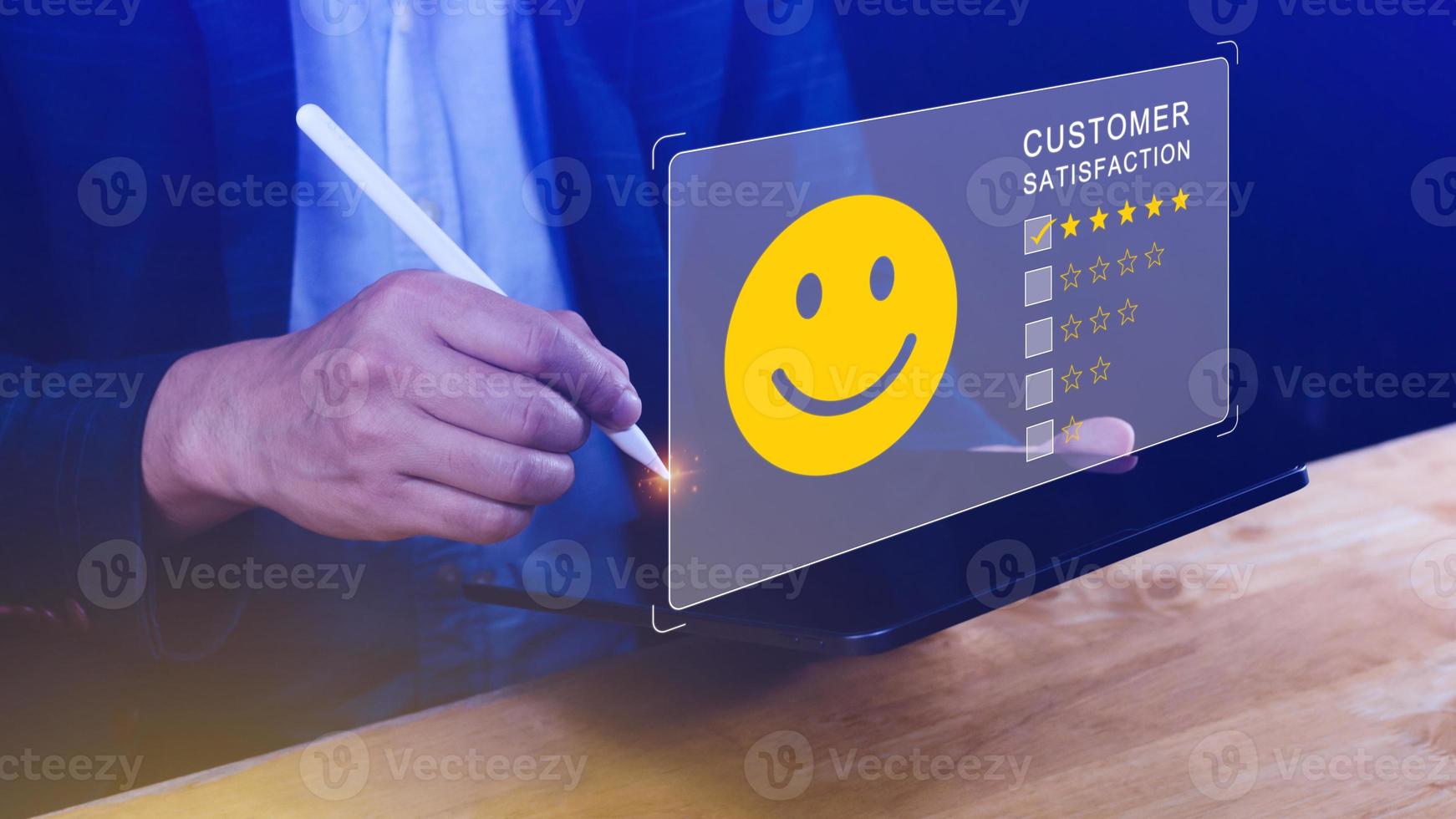 el usuario otorga una calificación a la experiencia del servicio en la aplicación en línea, el concepto de encuesta de retroalimentación de satisfacción de revisión del cliente, el cliente puede evaluar la calidad del servicio que conduce a la clasificación de reputación de la empresa. foto