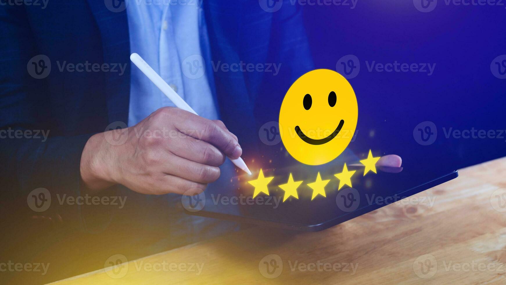 cliente servicios mejor excelente negocio clasificación experiencia, positivo revisión y comentario, satisfacción encuesta concepto. mano de un empresario espectáculo contento sonrisa cara con cinco estrella. foto