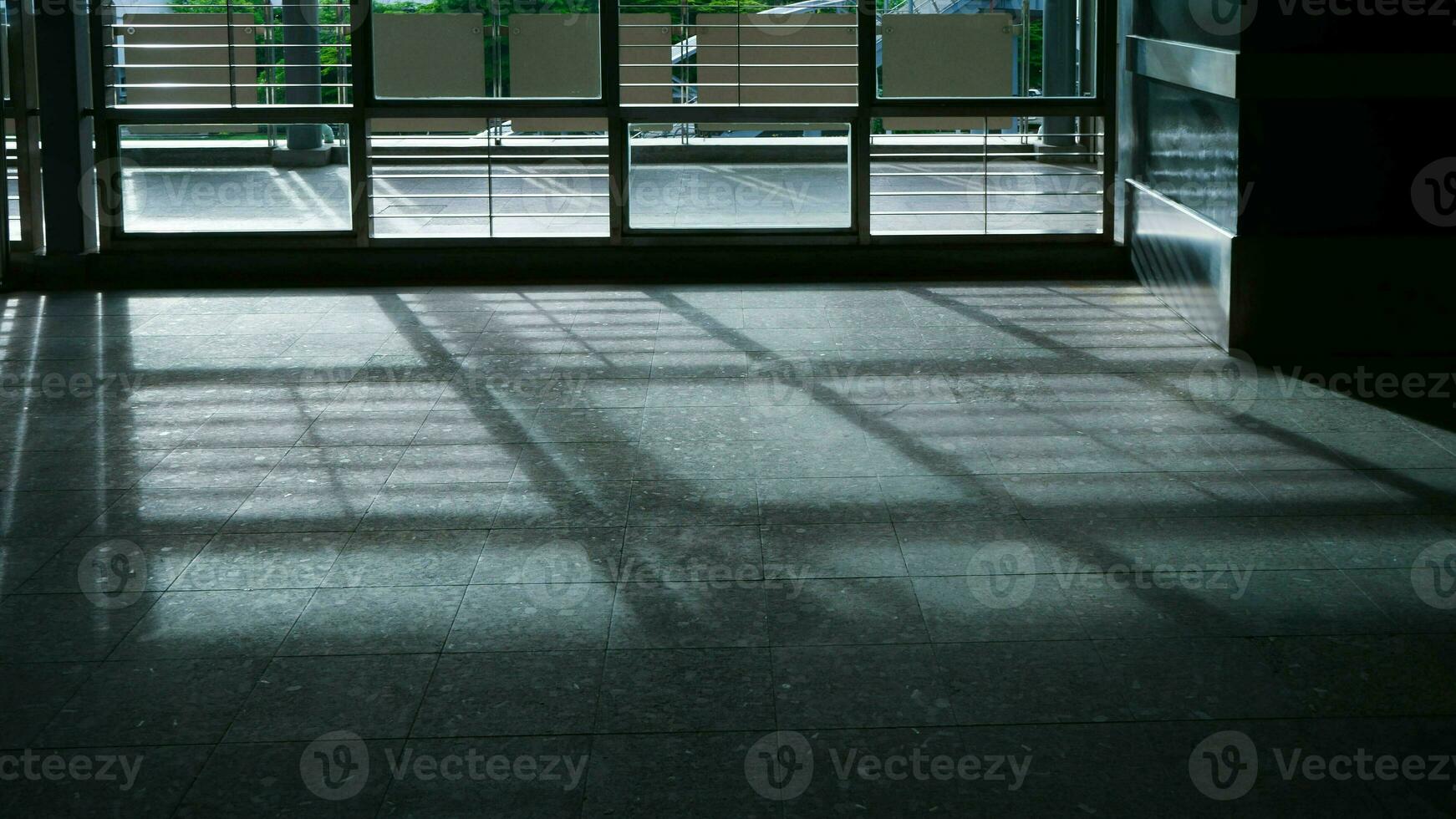 arquitectura detalles piso hormigón pared moderno edificio con oscuridad en el tiempo de día foto