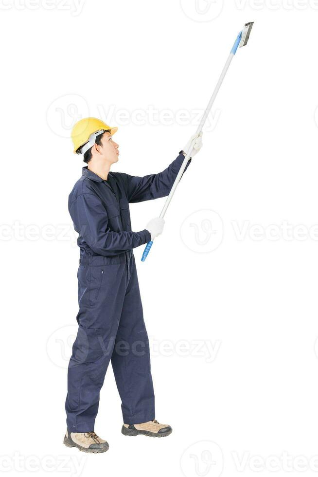 joven sostenga el limpiador de ventanas de la escobilla de goma aislado en blanco foto