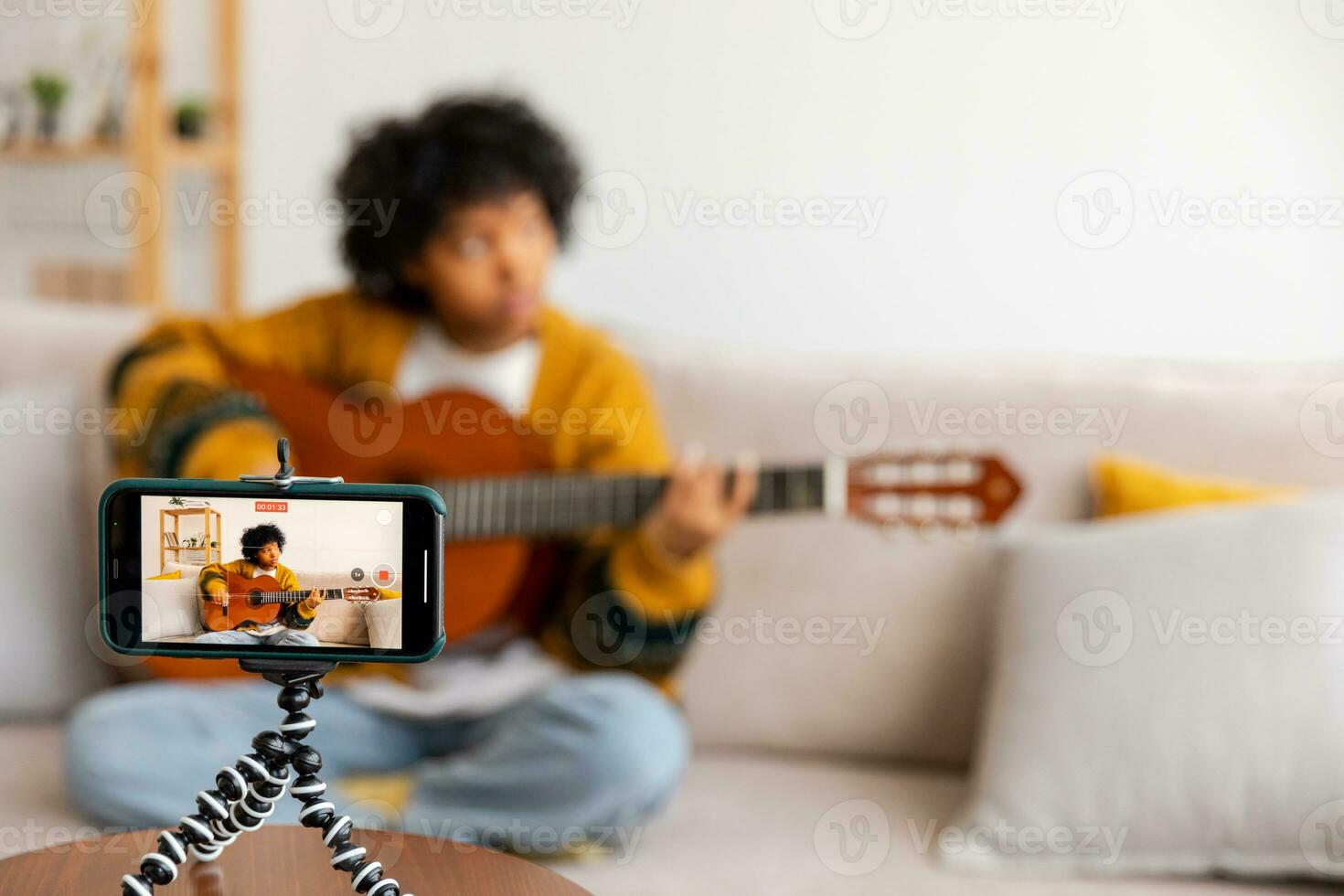 blogger guitarrista. africano americano niña blogger jugando guitarra hablando a cámara web grabación vlog. social medios de comunicación hombre de influencia mujer transmisión a hogar adentro. música contenido creador transmitir tutorial. foto