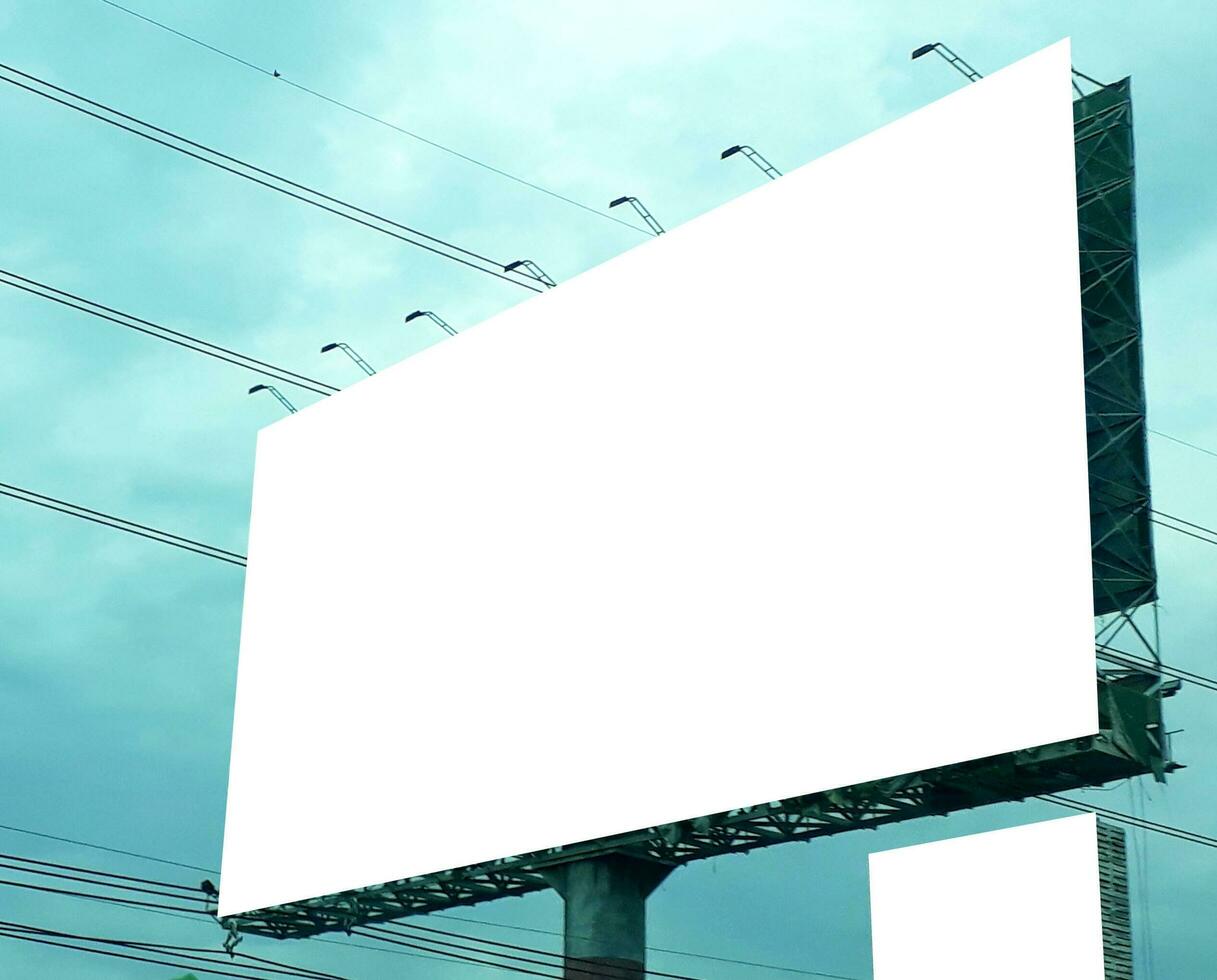 cartelera blanco para al aire libre publicidad póster a azul cielo. foto