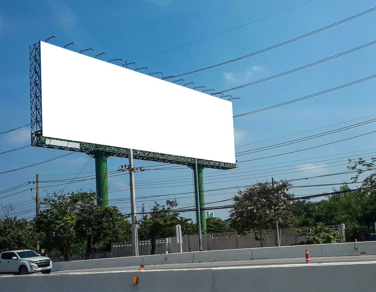 cartelera blanco para al aire libre publicidad póster a azul cielo. foto