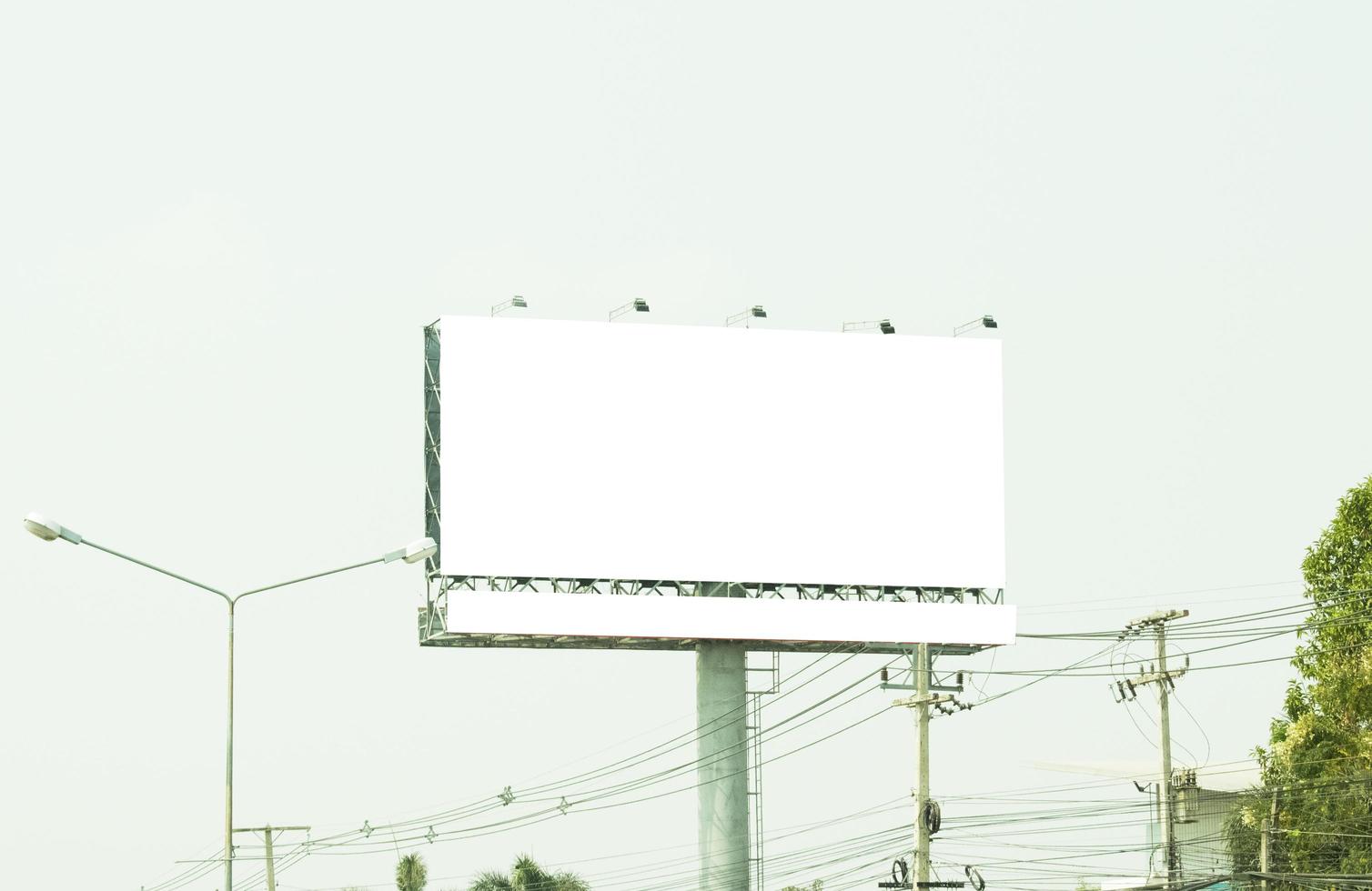 cartelera blanco para al aire libre publicidad póster a azul cielo. foto