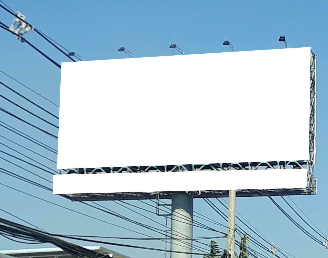 cartelera blanco para al aire libre publicidad póster a azul cielo. foto