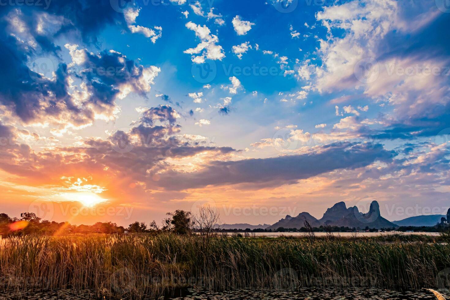 hermosa cielo y nubes durante crepúsculo tiempo. puesta de sol. foto