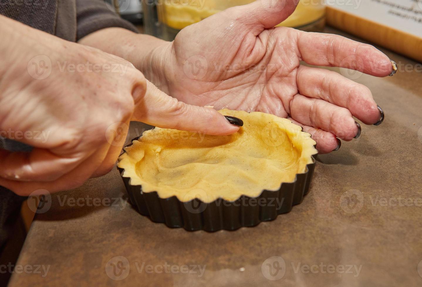 proceso de haciendo el base para redondo crema tarta con chocolate y fresas francés receta foto