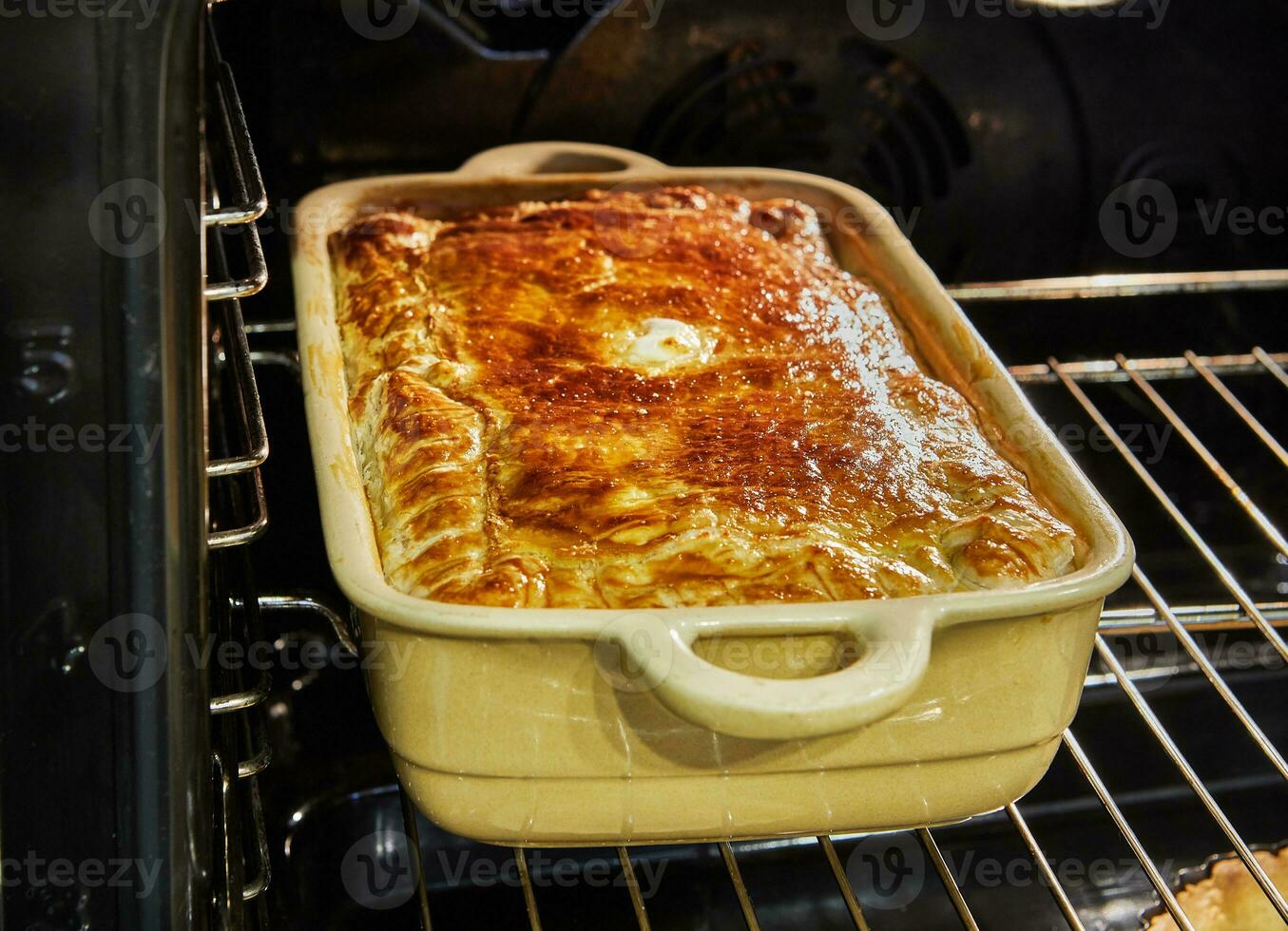 soufflé de papas, calabacín, coliflor y amarillo queso es horneado en el horno foto