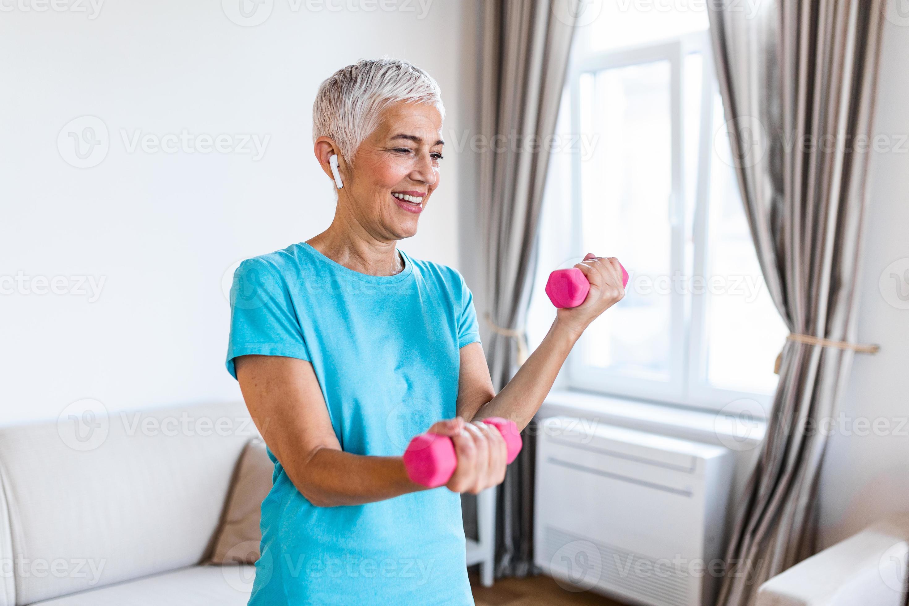 mujer mayor ejercicio con pesas en casa. mujer madura feliz haciendo  ejercicio de brazo con pesas. anciana prefiere un estilo de vida saludable  20658285 Foto de stock en Vecteezy