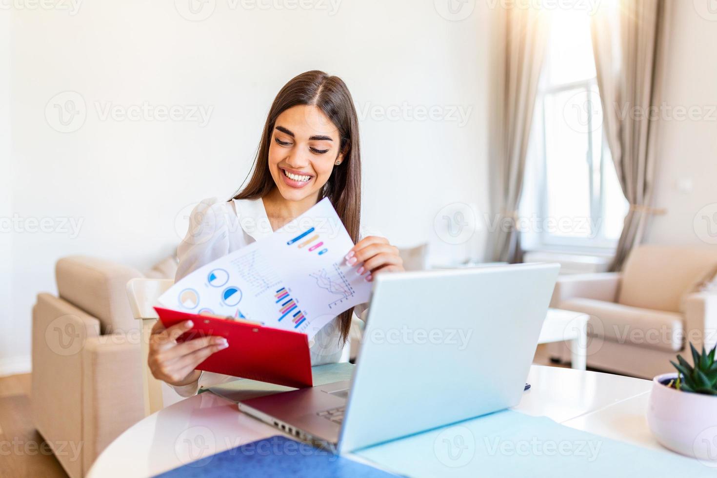 empresaria enfocada que presenta cuadros y gráficos en videollamadas en línea. mujer de negocios joven que tiene llamada de conferencia con el cliente en la computadora portátil. mujer de negocios de primer plano que trabaja con computadora portátil en el interior. foto