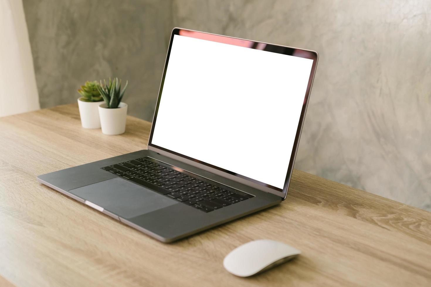 ordenador portátil computadora con blanco pantalla en mesa. foto